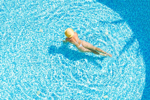 Молодая Одна Красивая Спортивная Женщина Бикини Шляпе Плавает Бассейне Вид — стоковое фото