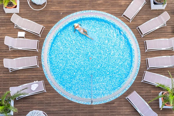 Fiatal Egyedül Gyönyörű Sport Bikini Kalap Úszik Jacuzzi Fából Készült — Stock Fotó
