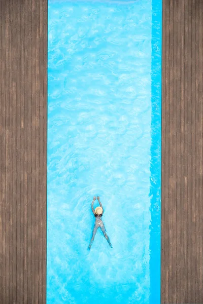 Junge Einsame Schöne Sportlerin Bikini Und Hut Schwimmt Schwimmbad Drohnenblick — Stockfoto