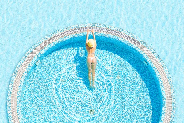 Giovane Sola Bella Donna Sportiva Bikini Cappello Sta Nuotando Nella — Foto Stock