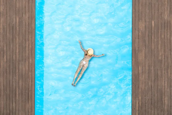 비키니 모자를 수영하는 아름다운 여자는 영장에서 수영을 위에서 시야에 들어왔습니다 — 스톡 사진
