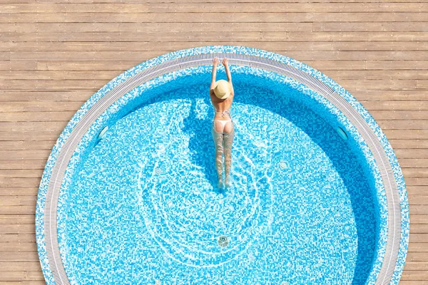 Junge Einsame Schöne Sportlerin Bikini Und Hut Schwimmt Whirlpool Auf — Stockfoto