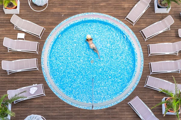 Joven Sola Hermosa Mujer Deportiva Bikini Sombrero Está Nadando Jacuzzi —  Fotos de Stock