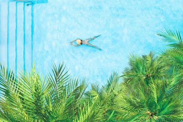 비키니를 모자를 야자나무로 수영장에서 수영을 위에서 시야에 들어왔습니다 — 스톡 사진