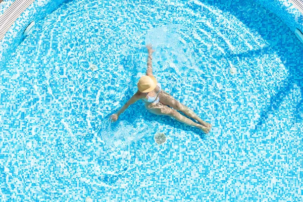 Молодая Одна Красивая Спортивная Женщина Бикини Шляпе Плавает Бассейне Вид — стоковое фото