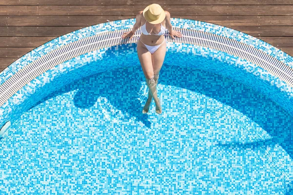 Junge Einsame Schöne Sportlerin Bikini Und Hut Schwimmt Whirlpool Drohnenblick — Stockfoto