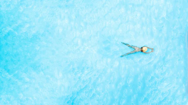 Junge Einsame Schöne Sportlerin Bikini Und Hut Schwimmt Schwimmbad Drohnenblick — Stockfoto