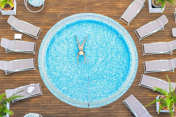 穿着比基尼和帽子的年轻漂亮的女运动员穿着夹克衫在木制露台上游泳 从上方俯瞰空中无人机 热带夏季豪华酒店 — 图库照片