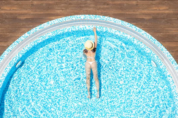 Junge Einsame Schöne Sportlerin Bikini Und Hut Schwimmt Whirlpool Auf — Stockfoto