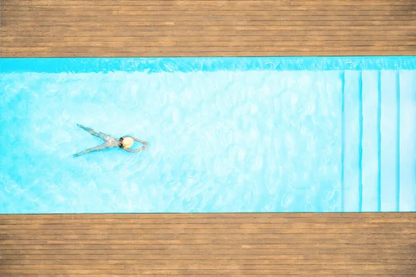 Yalnız Bikinili Şapkalı Güzel Bayan Yüzme Havuzunda Yüzüyor Yukarıdan Insansız — Stok fotoğraf