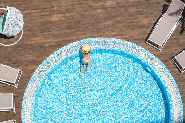 Joven Sola Hermosa Mujer Deportiva Bikini Sombrero Está Nadando Jacuzzi —  Fotos de Stock