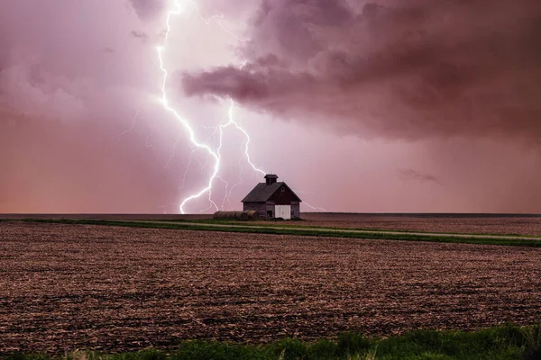 Fienile Rurale Casa Nel Mezzo Nel Campo Sul Cielo Tempestoso — Foto Stock