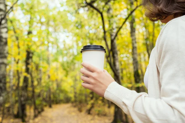 Женская Рука Чашкой Кофе Осеннем Парке — стоковое фото