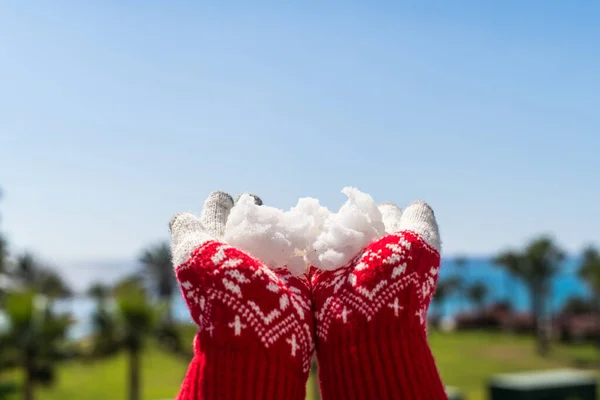 Manos Mujer Guantes Navidad Sosteniendo Nieve Frente Mar Palmeras Vacaciones — Foto de Stock