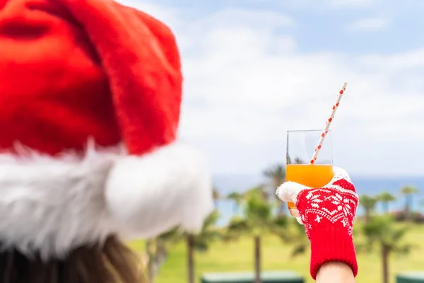 Vrouw Handen Kersthandschoenen Santa Claus Hoed Ontspannen Drinken Cocktail Balony — Stockfoto