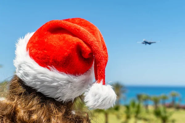 Vacanze Natale Mare Donna Cappello Babbo Natale Rilassante Sulla Spiaggia — Foto Stock