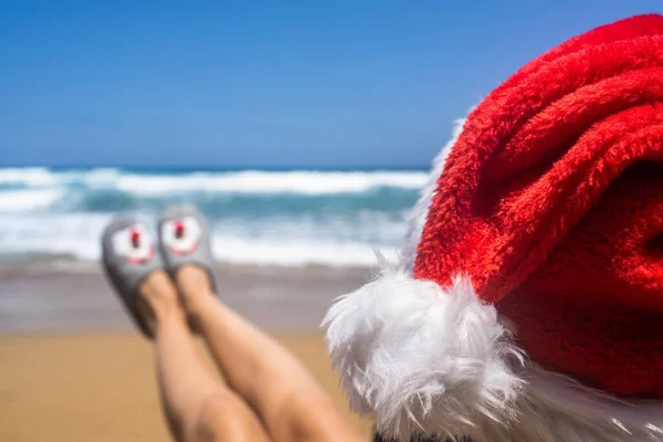 Vacaciones Navideñas Mujer Sombrero Santa Claus Zapatillas Relajante Isla Playa — Foto de Stock