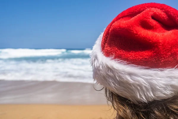 Weihnachten Meer Frau Mit Weihnachtsmütze Entspannt Sich Auf Paradiesischer Strandinsel — Stockfoto