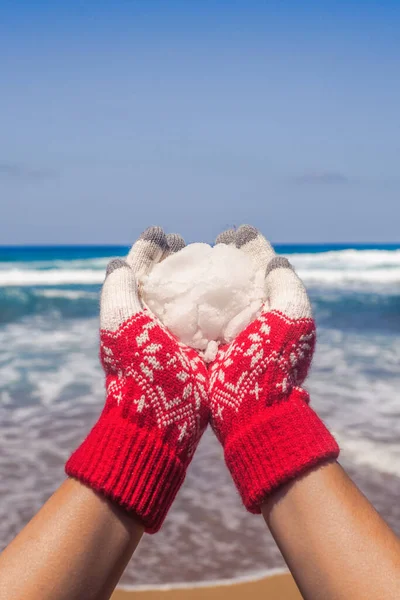 Женщина Рождественских Перчатках Держит Снежок Пляже Напротив Морской Волны Новый — стоковое фото