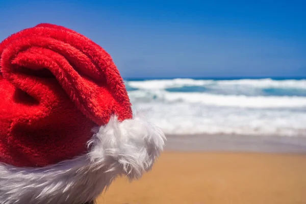 Vacanze Natale Mare Donna Cappello Babbo Natale Rilassante Sulla Spiaggia — Foto Stock