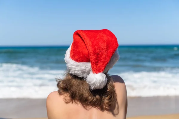 Vacanze Natale Mare Donna Cappello Babbo Natale Rilassante Sulla Spiaggia — Foto Stock