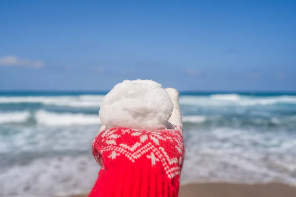 Mujer Manos Guantes Navidad Sosteniendo Bola Nieve Playa Frente Ola — Foto de Stock