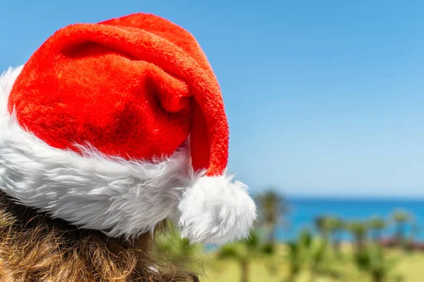 Vacaciones Navideñas Mujer Sombrero Santa Relajante Isla Playa Paraíso Con — Foto de Stock