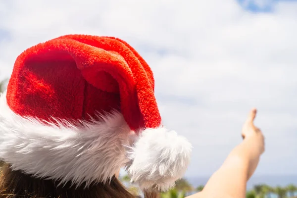 Święta Bożego Narodzenia Widok Tyłu Szczęśliwej Kobiety Kapeluszu Świętego Mikołaja — Zdjęcie stockowe