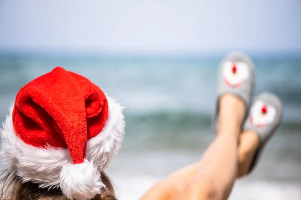 Kerstvakantie Zee Vrouw Kerstman Hoed Slippers Ontspannen Het Paradijselijke Strand — Stockfoto