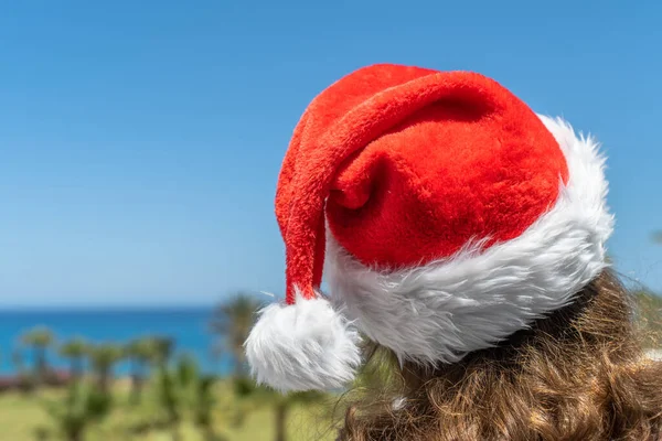 Vacaciones Navideñas Mujer Sombrero Santa Relajante Isla Playa Paraíso Con — Foto de Stock