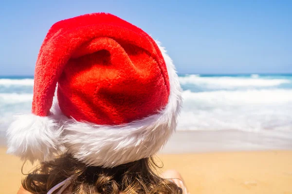 Χριστουγεννιάτικες Διακοπές Στη Θάλασσα Γυναίκα Στο Καπέλο Σάντα Χαλάρωση Στον — Φωτογραφία Αρχείου