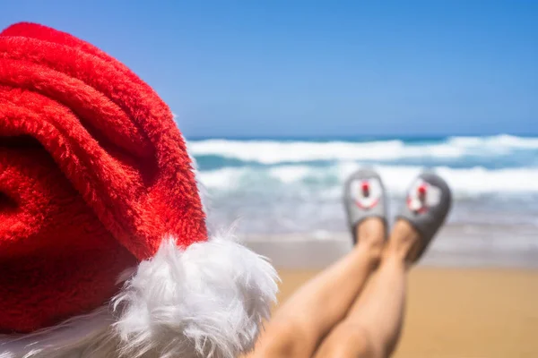 Різдвяний Морський Відпочинок Жінка Капелюсі Санта Клауса Тапочки Відпочиває Райському — стокове фото