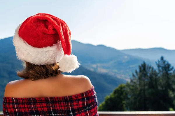 Женщина Рождественской Красной Шляпе Завернутая Одеяло Стоящее Балконе Горах — стоковое фото