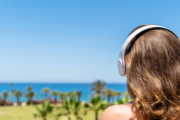 Mulher Sozinha Uma Praia Fones Ouvido Ouvir Música Olhando Para — Fotografia de Stock