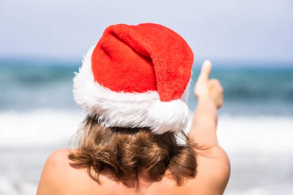 Vacaciones Navideñas Vista Trasera Mujer Feliz Sombrero Santa Que Muestra — Foto de Stock