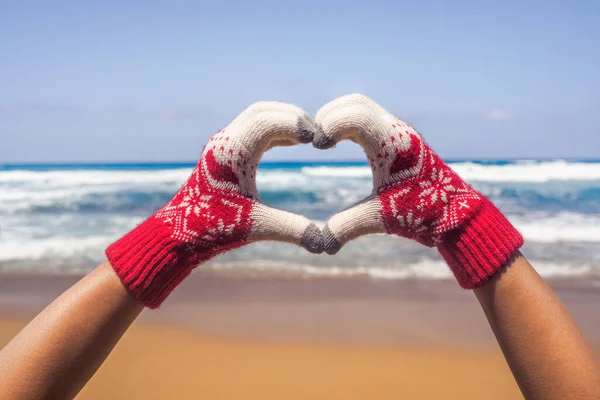 Weihnachten Meer Glückliche Frau Handschuhen Die Herzform Aus Der Hand — Stockfoto