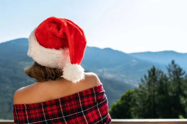 Жінка Різдвяному Червоному Капелюсі Загорнута Ковдру Стоїть Балконі Горах — стокове фото