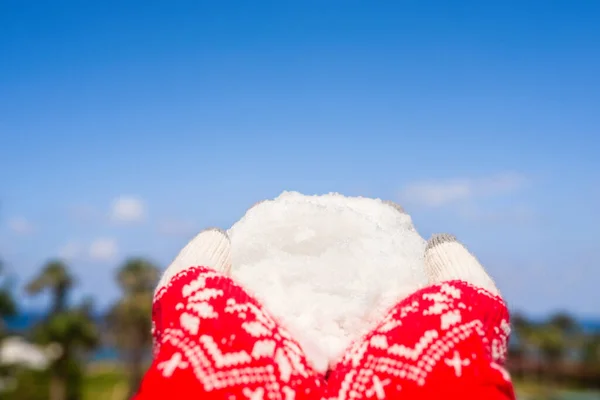 Donna Mani Guanti Natale Che Tengono Palla Neve Fronte Mare — Foto Stock