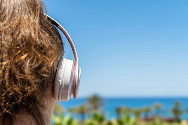 Mulher Sozinha Uma Praia Fones Ouvido Ouvir Música Olhando Para — Fotografia de Stock