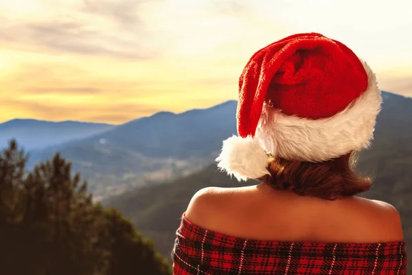 Женщина Рождественской Красной Шляпе Завернутая Одеяло Стоящее Балконе Горах Закате — стоковое фото