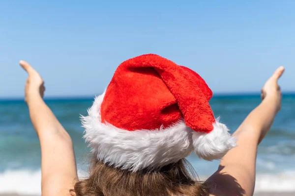 Різдвяний Морський Відпочинок Вид Ззаду Щасливу Жінку Капелюсі Санта Яка — стокове фото
