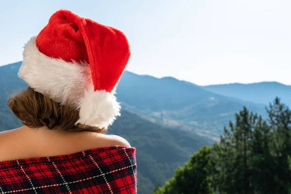 Женщина Рождественской Красной Шляпе Завернутая Одеяло Стоящее Балконе Горах — стоковое фото