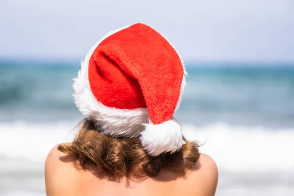 Vacanze Natale Mare Donna Cappello Babbo Natale Rilassante Sulla Spiaggia — Foto Stock