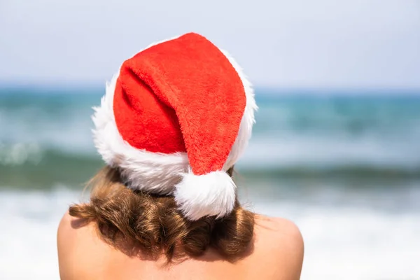 Vacaciones Navideñas Mujer Sombrero Santa Relajante Paraíso Playa Isla Escapada — Foto de Stock