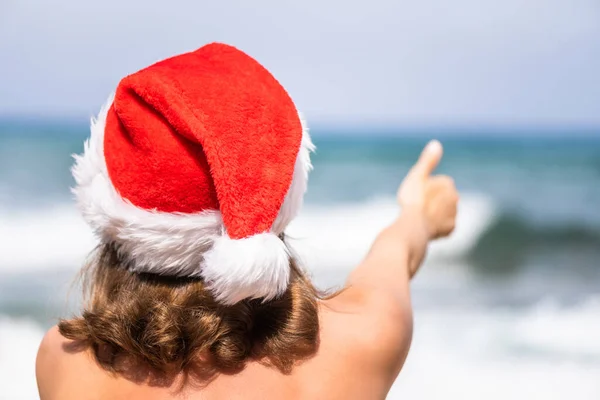 Vacanze Natale Mare Vista Posteriore Donna Felice Cappello Babbo Natale — Foto Stock