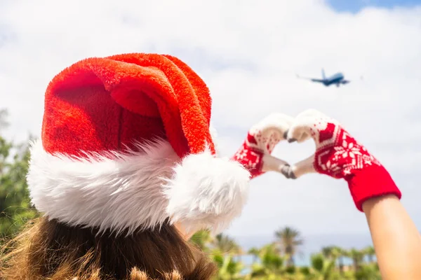 Vacaciones Navideñas Vista Posterior Mujer Feliz Sombrero Santa Claus Guantes — Foto de Stock