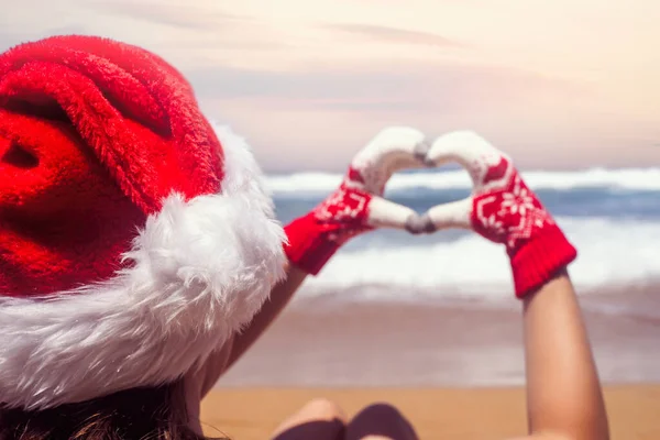 Vacanze Natale Mare Vista Posteriore Donna Felice Cappello Babbo Natale — Foto Stock