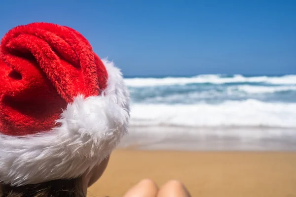 Різдвяний Морський Відпочинок Жінка Капелюсі Санта Відпочиває Райському Пляжі Новий — стокове фото