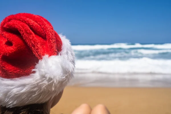 Vacaciones Navideñas Mujer Sombrero Santa Relajante Paraíso Playa Isla Escapada — Foto de Stock