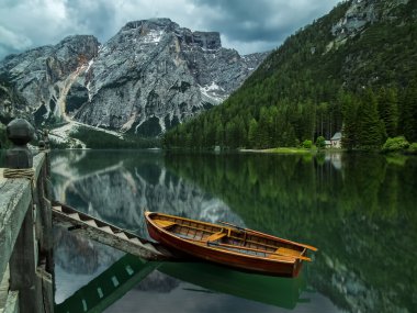 Lago di Braies riflesso